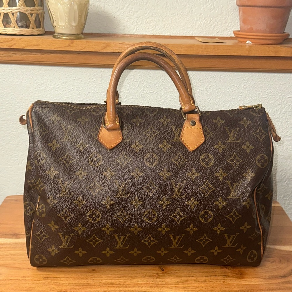 Louis Vuitton Monogram Canvas Speedy 35